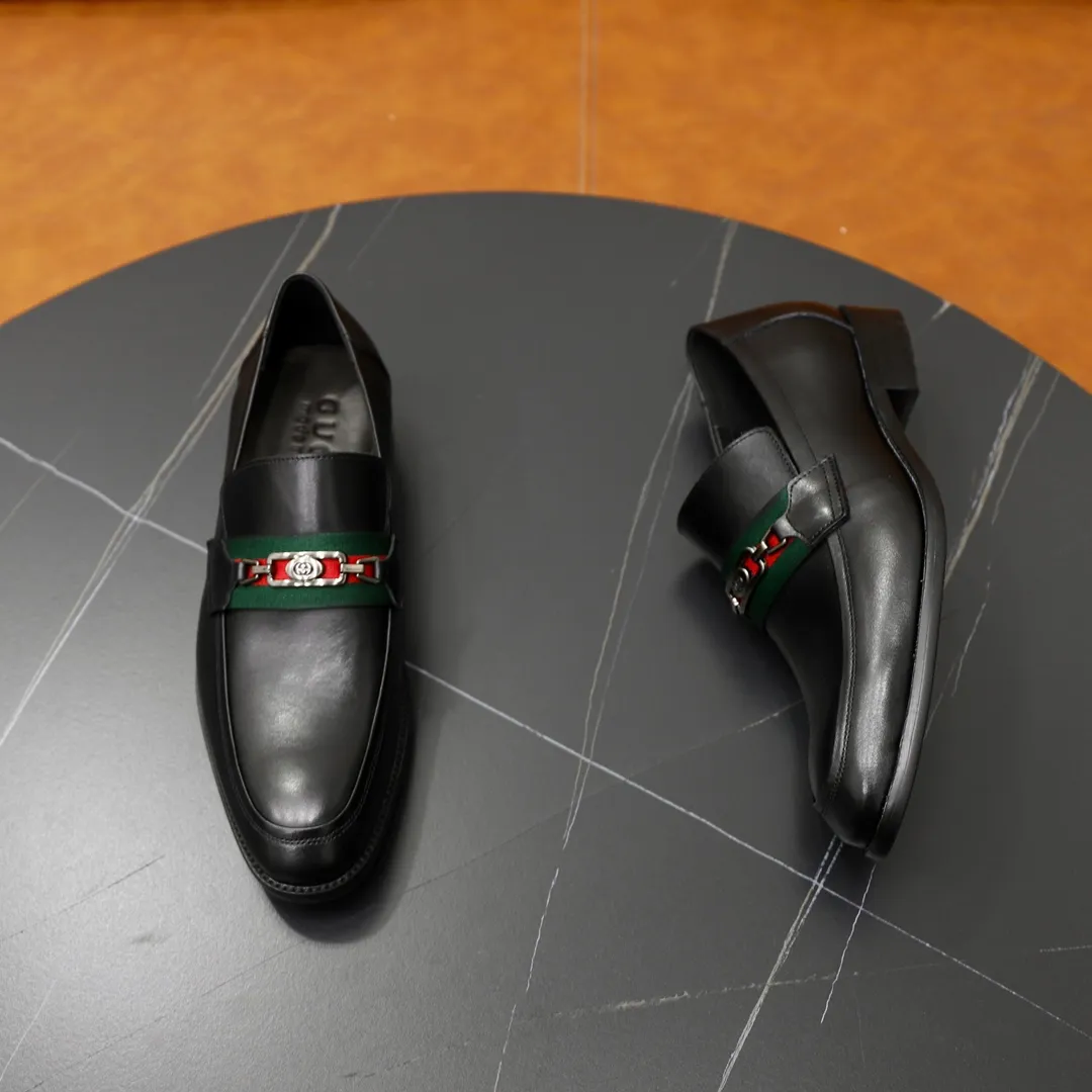 Men's shoes: 250🙅‍♂️🙅‍♂️🙅‍♂️Niuli Brand: GUCCI Size: 38-44 (45 can be customized) Level: Counter classic Material: Original soft cowhide upper Comfortable cowhide lining Original lightweight outsole Style category: Business casual footwear Driving leather shoes Color: Actual picture color